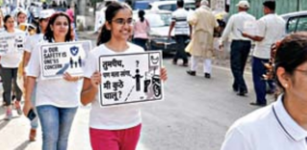 पाषाण क्षेत्र के नागरिक फुटपाथाें की बदहाली के खिलाफ सड़क पर उतरे